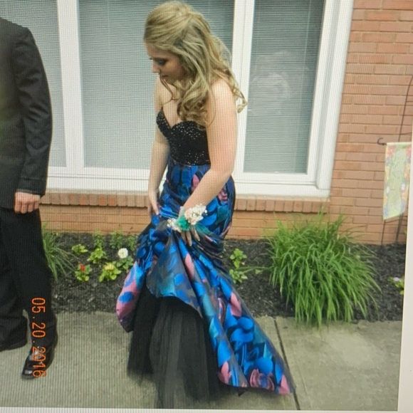 PROM DRESS ** GREAT CONDITION** WORN ONCE - Picture 5 of 9